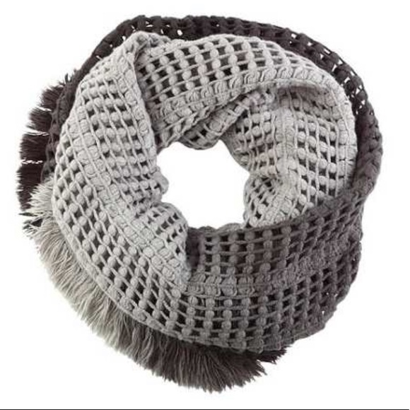 steve madden // ombré fringed infinity knit scarf - Picture 2 of 5